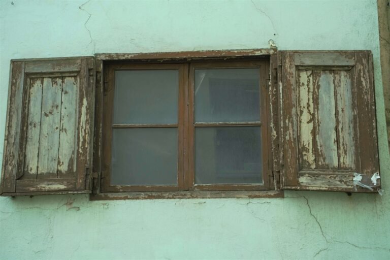 Finestra moderna con maniglia bassa, installata grazie al bonus barriere infissi.