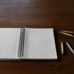 Un pezzo di carta per scrivere un elenco di lavori ammessi per il bonus ristrutturazione