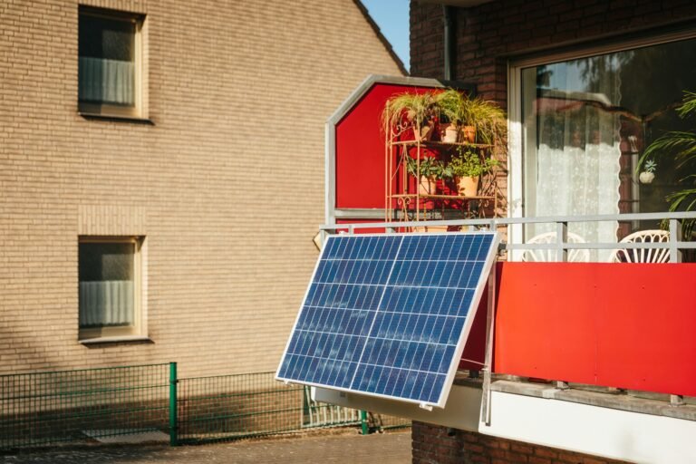 Fotovoltaico da Balcone 2026: La Guida Definitiva a Prezzi, Accumulo, Kit Migliori e Normativa