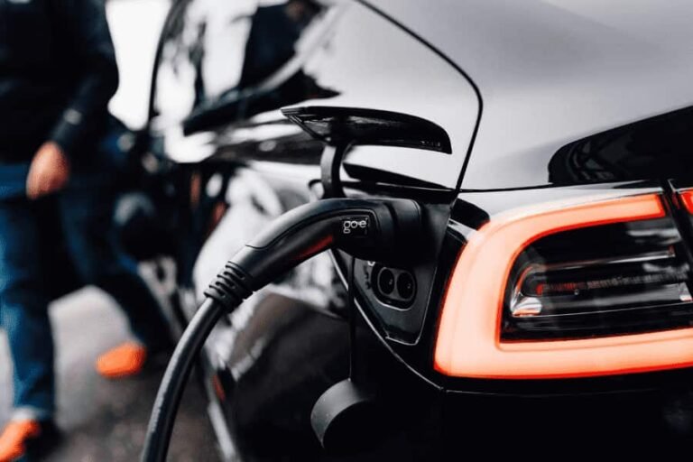 Macchina in carica con wallbox